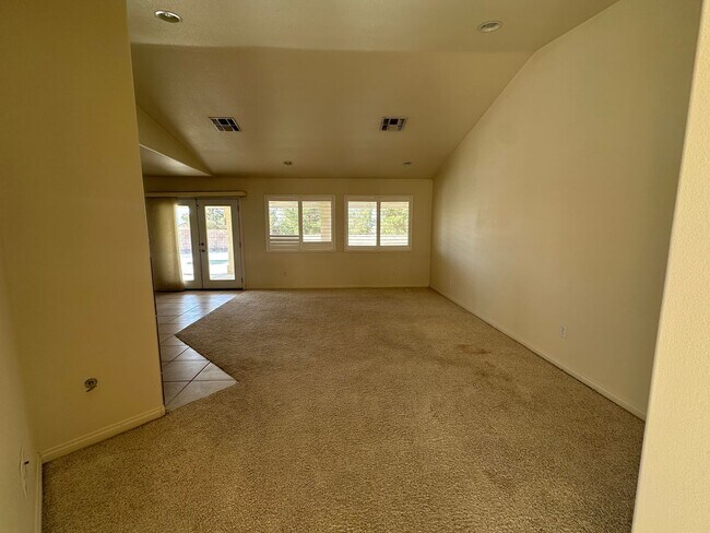 Foto del edificio - Welcome to this 5 Bedroom 3 Bath Home!