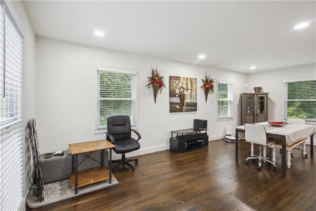 Foto del edificio - 2832 Riderwood Dr