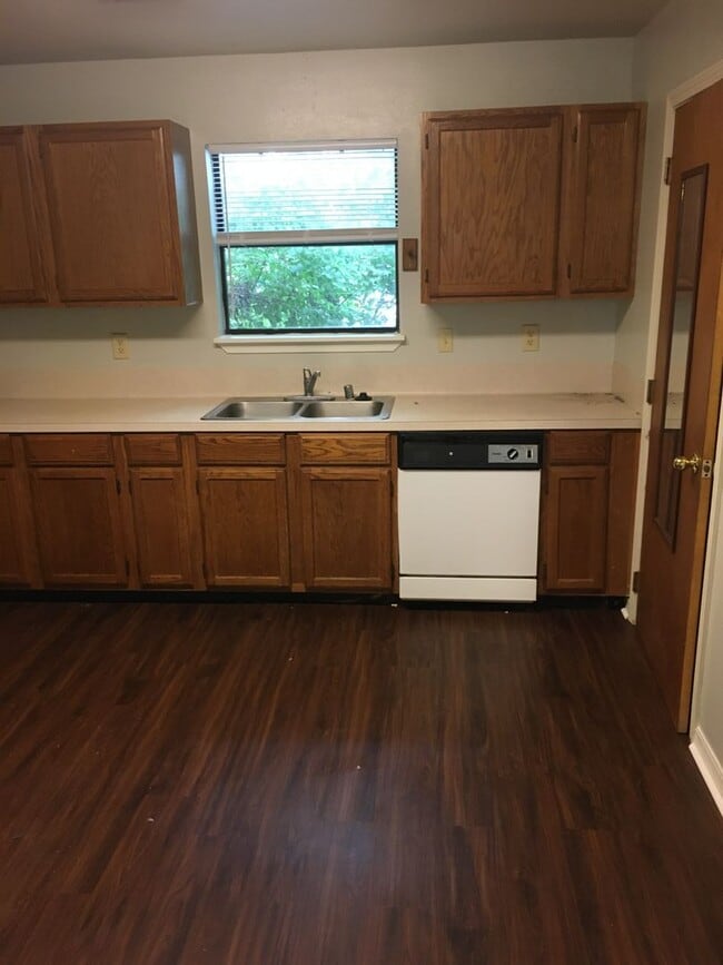 Photo - WALKING DISTANCE TO U OF A! STUDENTS WELCO... House