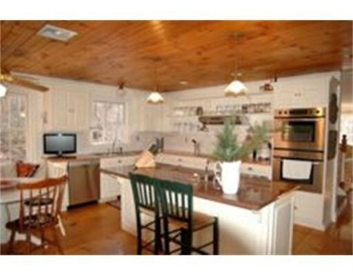 Building Photo - 144 Lamberts Cove Rd