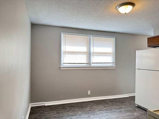 Foto del edificio - Brick 3 bedroom ranch, large living room, ...