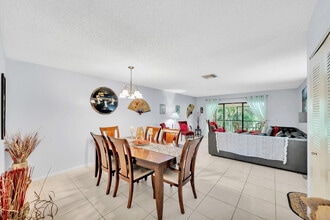 Building Photo - 9278 Vista Del Lago