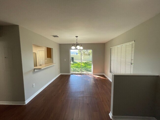 Building Photo - Beautiful End-Unit Townhome in Gated Eilan...