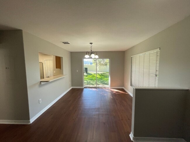 Foto del edificio - Beautiful End-Unit Townhome in Gated Eilan...