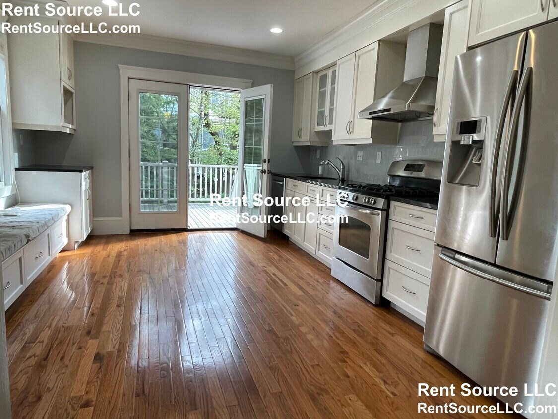 Primary Photo - 18 Mt Auburn St