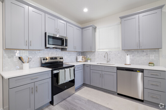 4BR, 3BA - 1,736SF - Kitchen - Raymond Place Townhomes