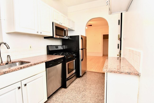 Building Photo - 676 Riverside Dr