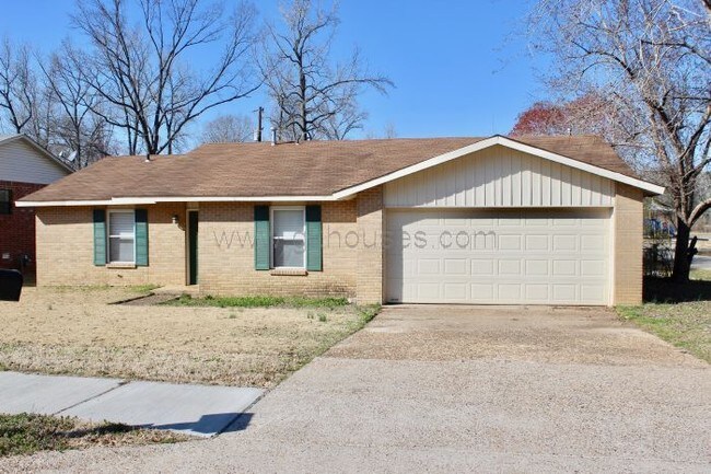Building Photo - 3 bed / 2 bath home