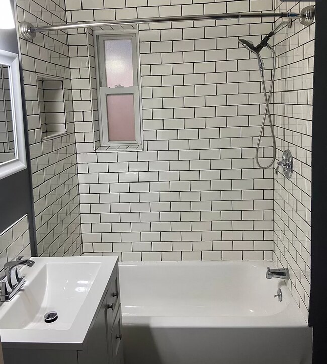 Foto del edificio - 825 N Hermitage Ave