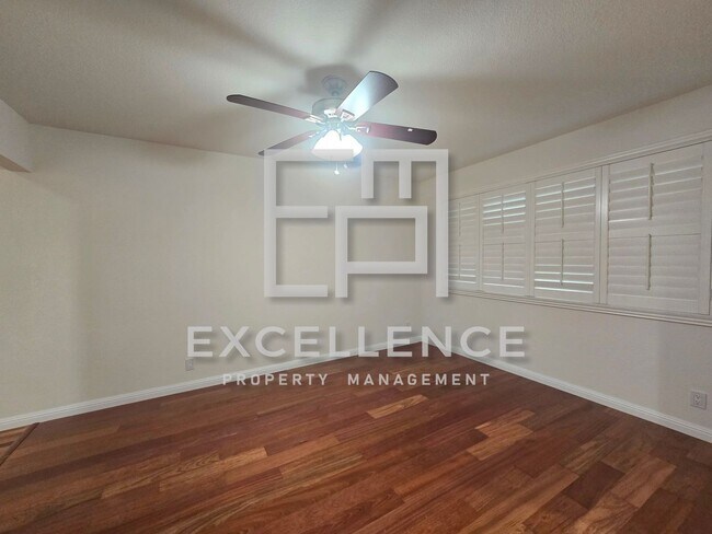 Foto del edificio - Spacious Fully Renovated 4/2 House with Over 2000SF and LVT Throughout