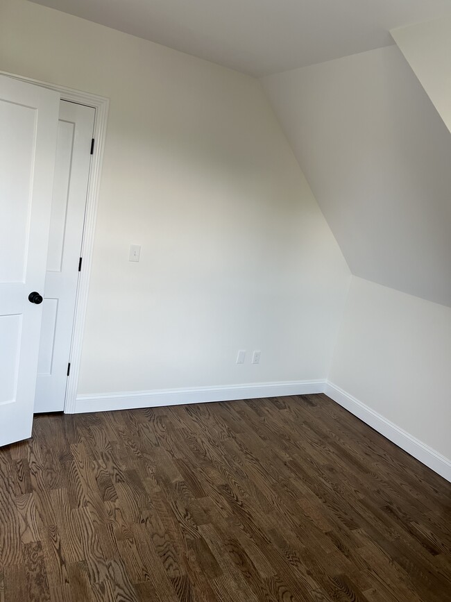 Building Photo - 470 Howard Ave