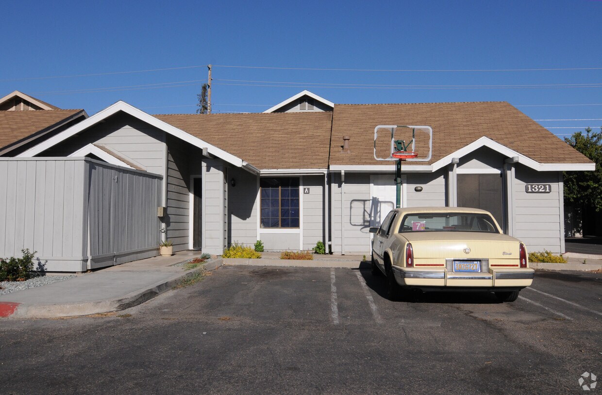 Primary Photo - 1317 A-C, 1321 A-C Claus Rd