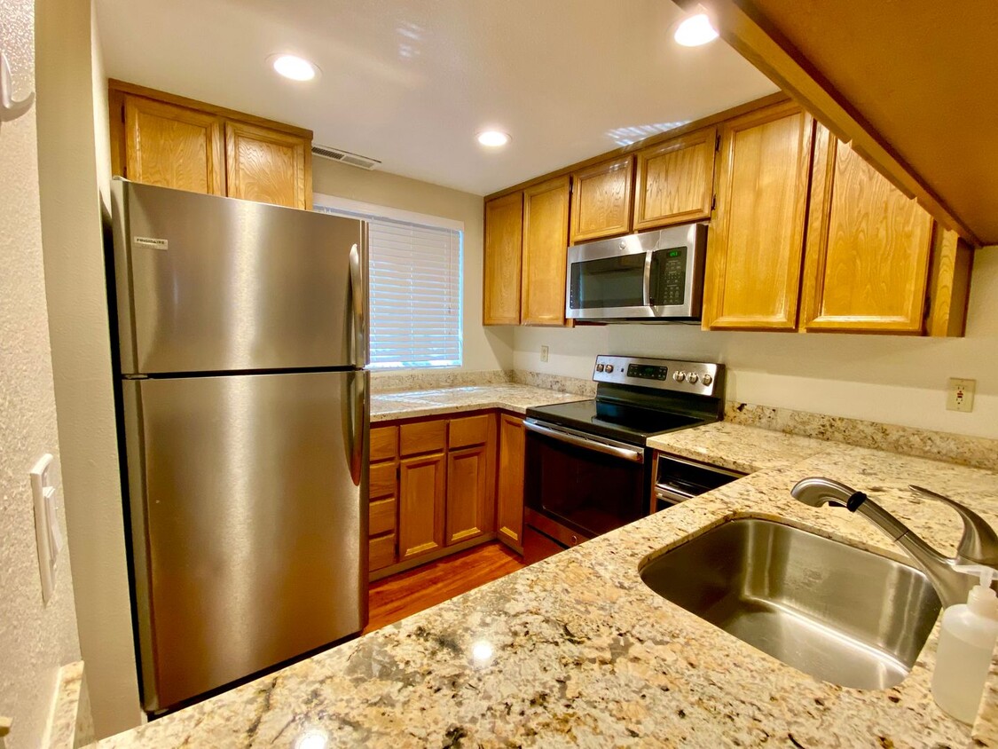 Foto principal - $2690 - GORGEOUS 2BED REMODELED CONDO IN C...