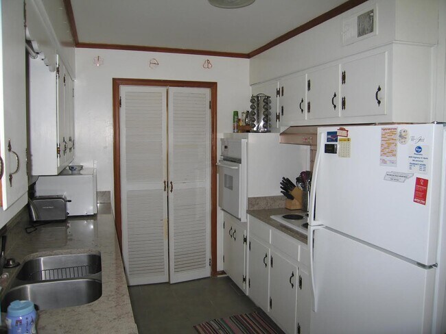 Building Photo - 5055 Howard Pl