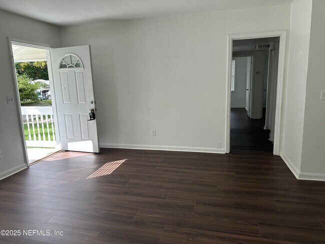 Foto del edificio - 3325 Claremont Rd