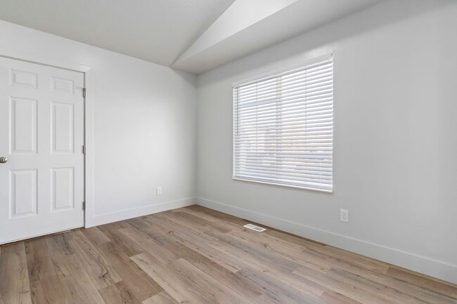Building Photo - Amazing Single Family Home for Rent in Sar...
