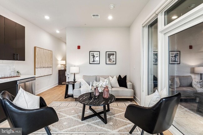 Foto del edificio - 6910 Ridge Ave