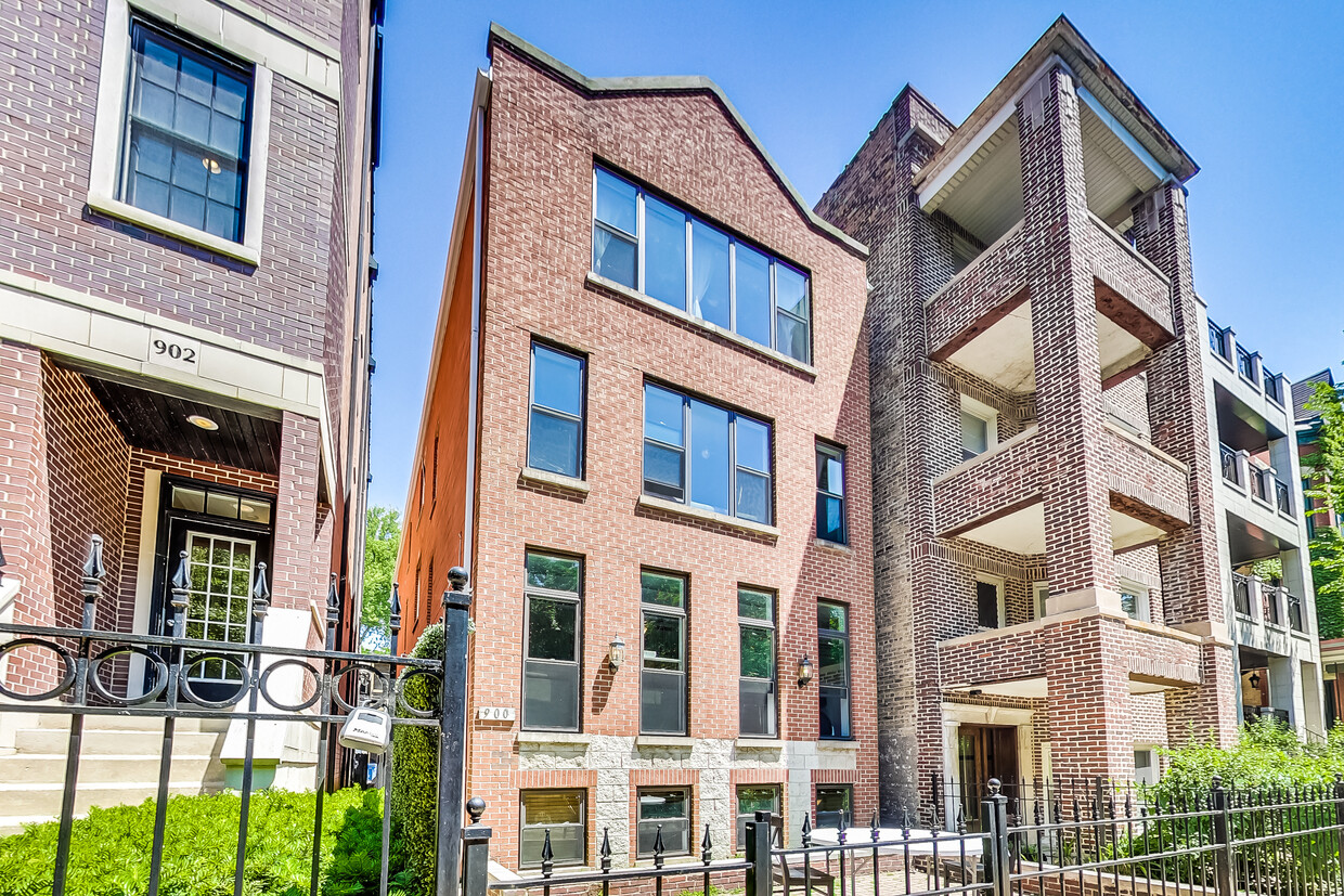 Primary Photo - 900 W Roscoe St