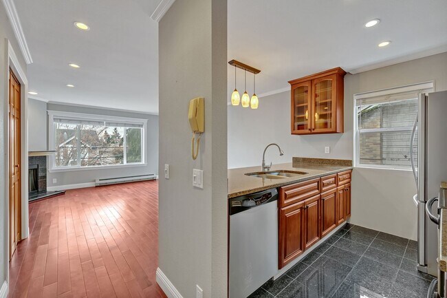 Foto del edificio - Spacious 2bed/1.5 bath 2-Story Condo for R...
