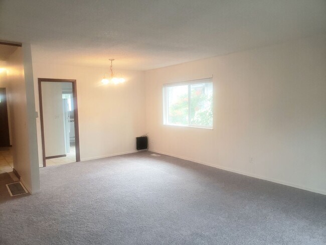 Foto del edificio - Wonderful Two-Level Beaverton Home with Backyard and Greenspace