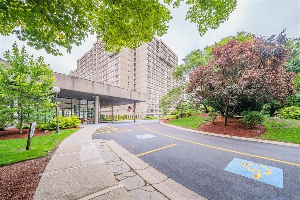 Primary Photo - 250 Hammond Pond Pkwy