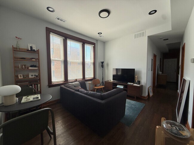 Foto del edificio - 2842 W Augusta Blvd