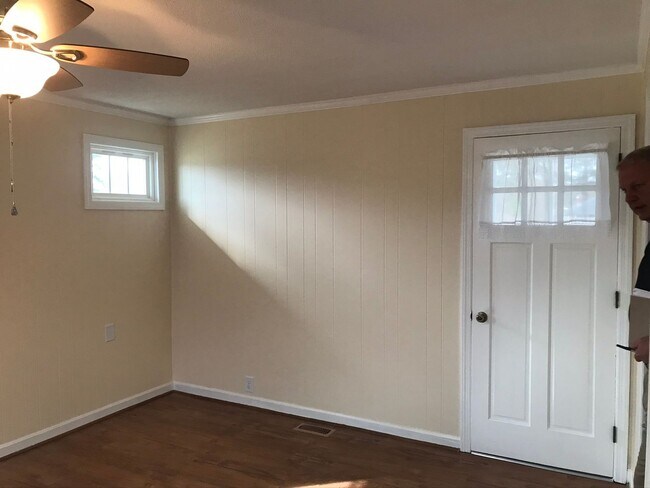 Foto del edificio - Completely remodeled 3 bedroom  w/ screened porch. Applications accepted at www.treg-rentals.com ...