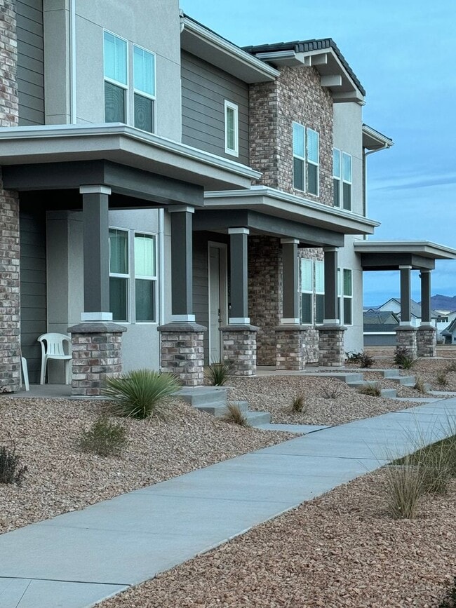 Building Photo - Stunning 3Bed Townhome in Desert Color!