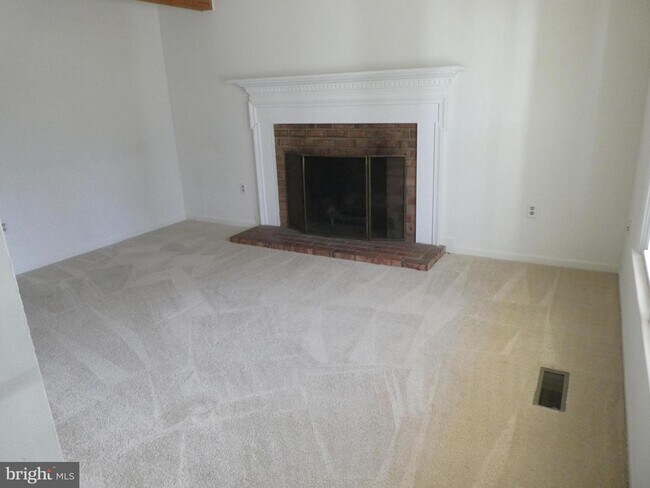 Building Photo - 8922 Lake Braddock Dr