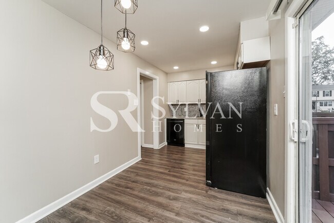 Building Photo - Beautiful 3BR 3BA Townhome