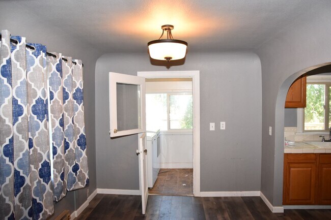 Building Photo - 2 Bedroom 1 Bath Centrally Located Tacoma ...
