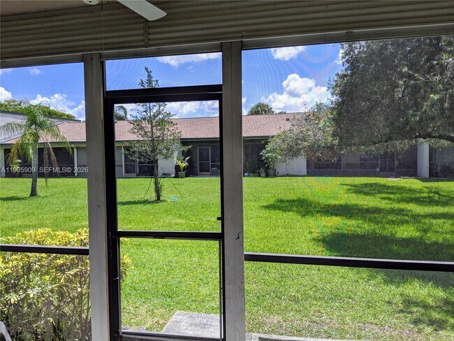 Building Photo - 460 Lakeview Dr
