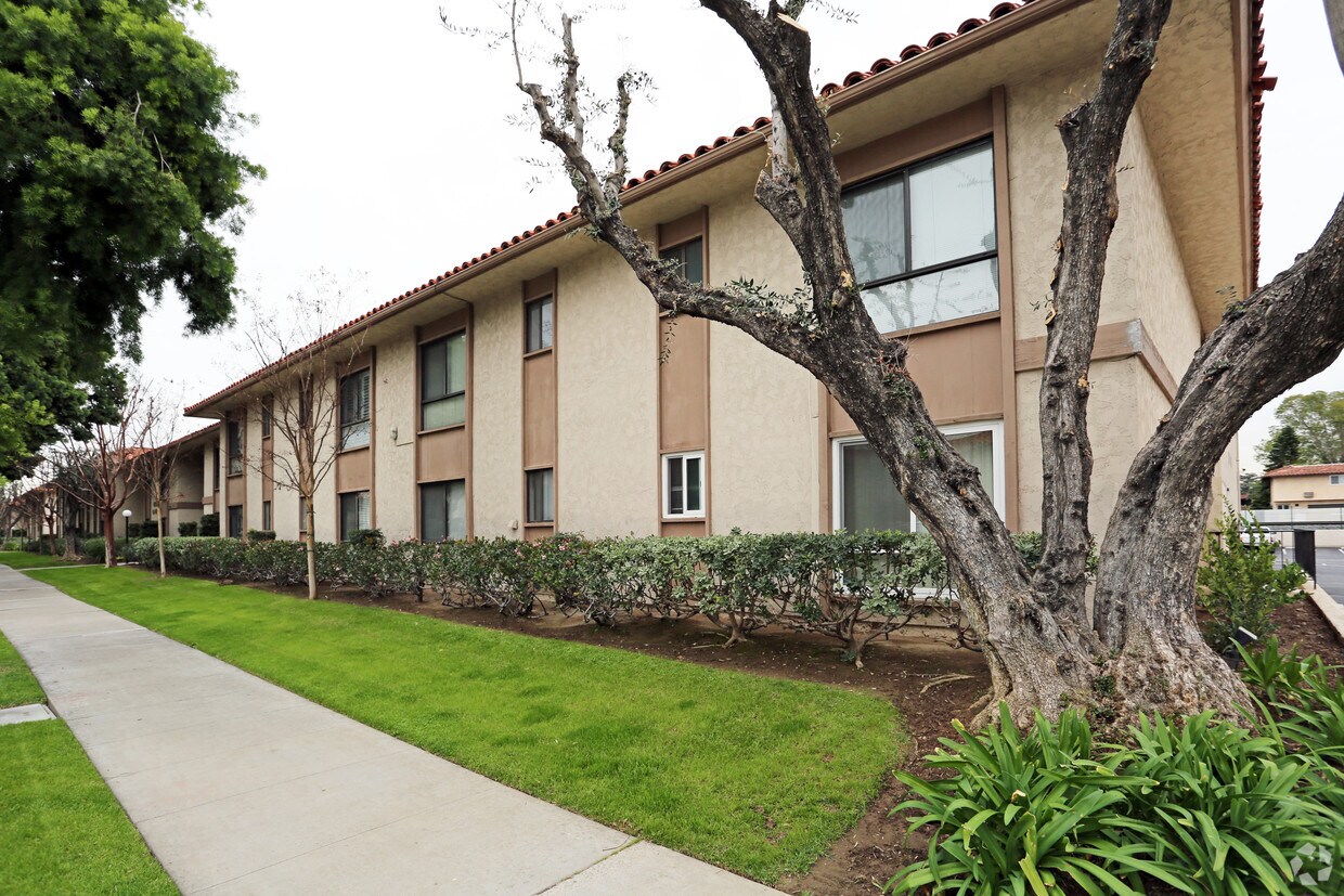 La Veta Vista Apartments in Orange, CA