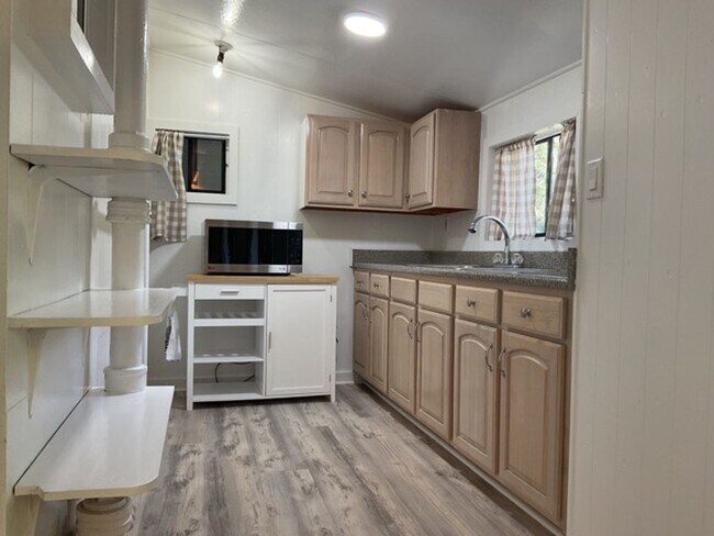 Foto del edificio - Remodeled Large Studio walking distance to town