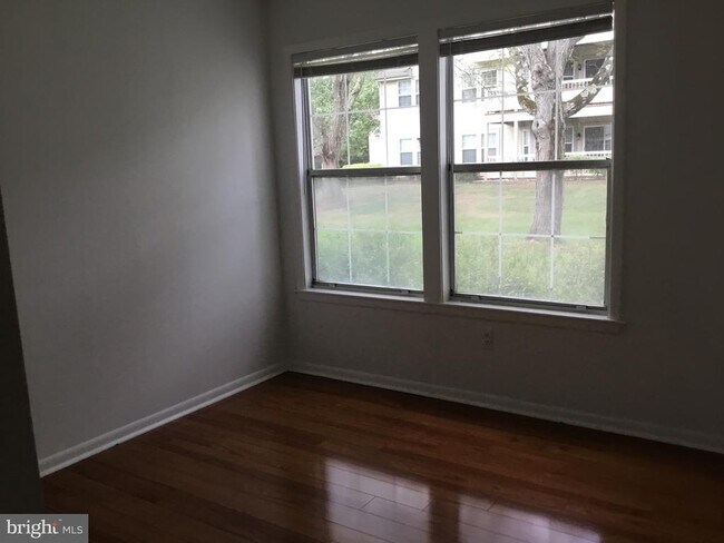 Foto del edificio - 110 Lowell Ct