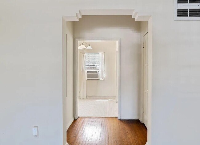 Foto del edificio - 5360 Clinton St