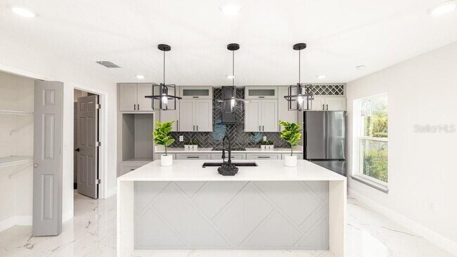 Foto del edificio - 1414 E Harding St