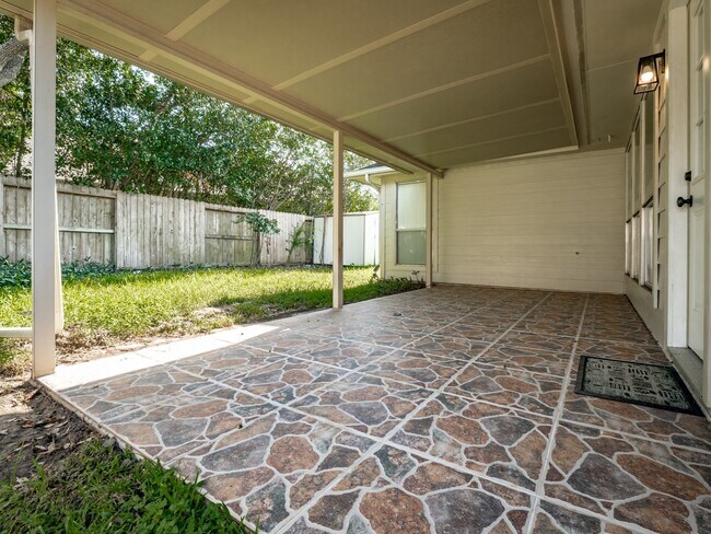 Foto del edificio - 12807 Village Way Dr