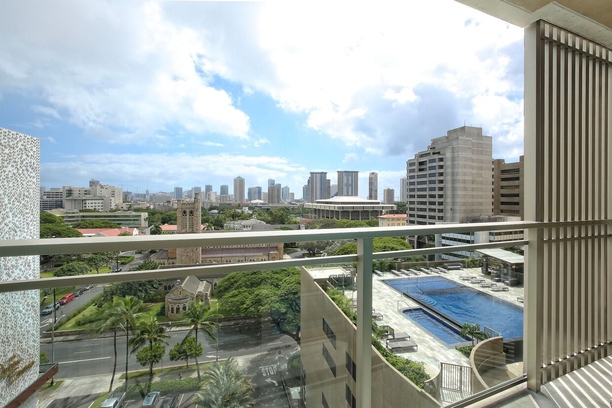 Primary Photo - Convenient Downtown Living!