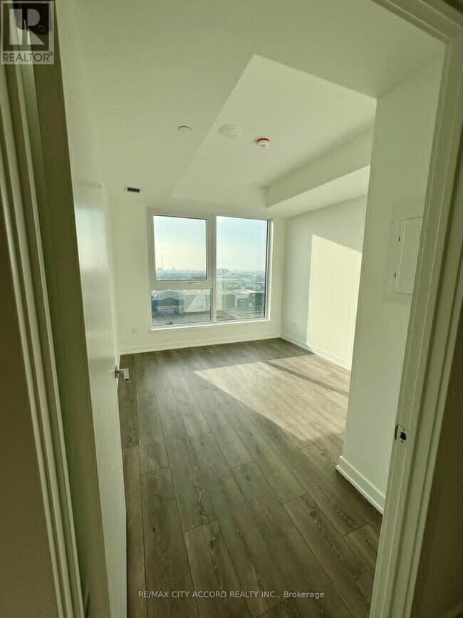 Photo du bâtiment - 1007 The Queensway