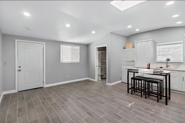 Muy luminoso y acogedor... extremadamente tranquilo. Sin paredes. - 4159 La Salle Ave