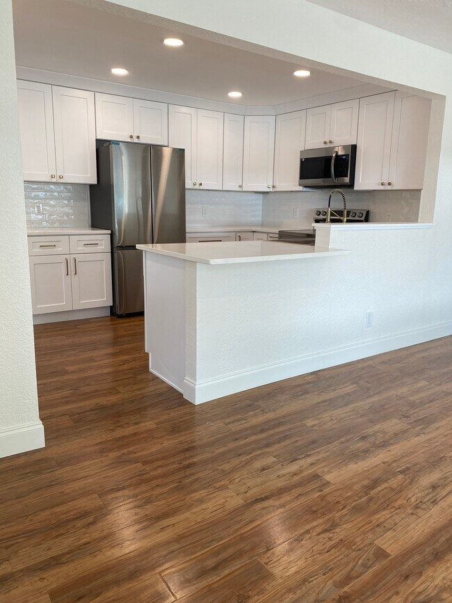 Hay espacio para dos taburetes alrededor del extremo de la barra. - 129 36th Ave NE