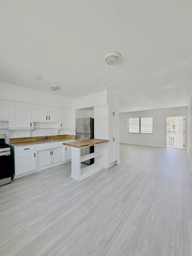 Foto del edificio - 1955 Normandy Dr