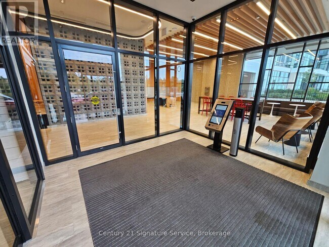 Photo du bâtiment - 2485 Eglinton Ave W