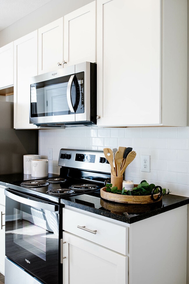Black Granite Kitchen Countertops | Crescent Woods Apartments | Apartments in Gahanna, OH - Crescent Woods