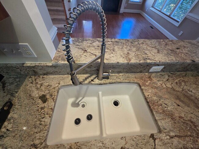 Foto del edificio - Spacious 4-Bedroom Home for Rent in Kings ...