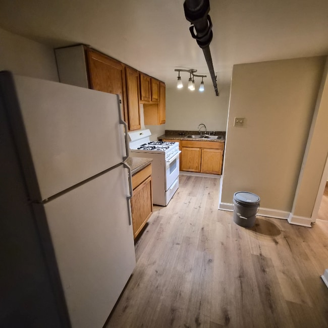 Building Photo - 7541 S Langley Ave