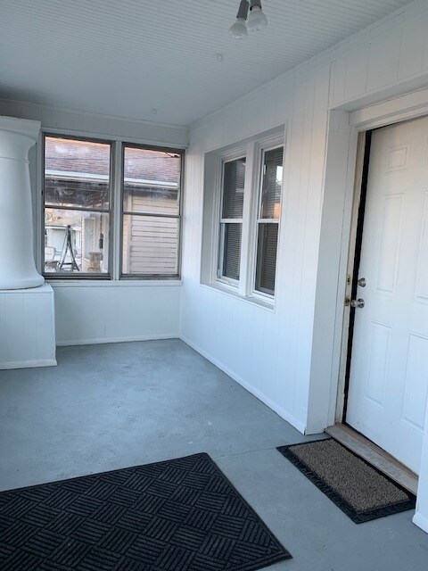 Building Photo - 1404 E Lake Ave