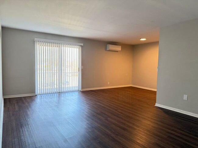 Foto del edificio - 2 Bedroom Unit was recently renovated. Live walking distance from the downtown square or steps fr...