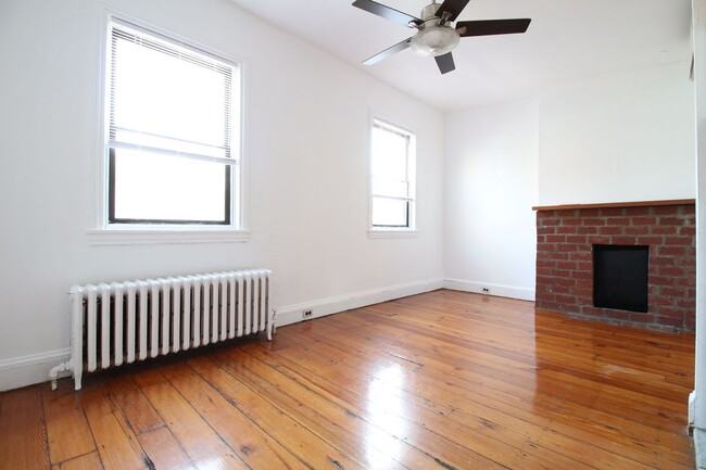 Building Photo - Charming 1 BR w/ Great Natural Light!*Avai...